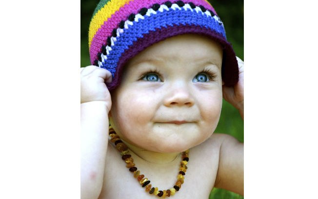 Cordas em geral, inclusive em brinquedos e o famoso colar de âmbar – tudo que possa envolver o pescoço é perigoso para o bebê, que não consegue se desenroscar caso isso aconteça