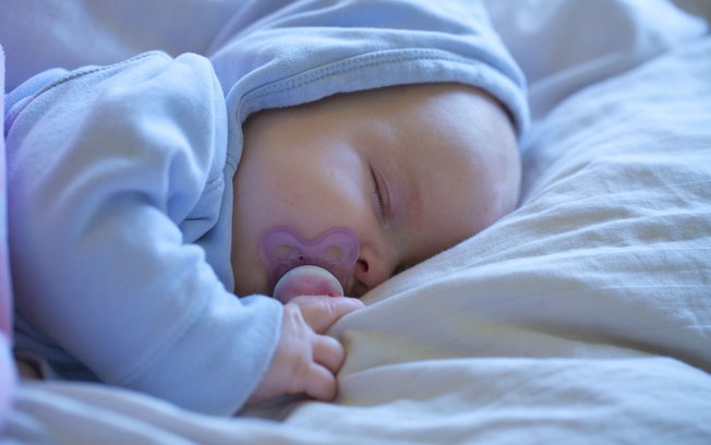 Colchão mole – a superfície onde o bebê dorme deve ser rígida para evitar sufocamentos