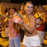 De top e shortinho, Viviane Araújo anima a bateria da Salgueiro