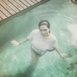De camiseta, Cleo Pires se diverte em piscina