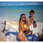 Scheila Carvalho mostra boa forma em dia de praia com a filha