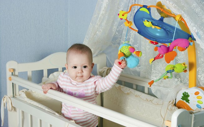 Móbiles de berço – eles chamam a atenção do bebê que, certamente, tentará pegar os brinquedos. O bebê cresce e, se a altura estiver incorreta, ele pode conseguir arrancá-los . A queda pode machucar a criança