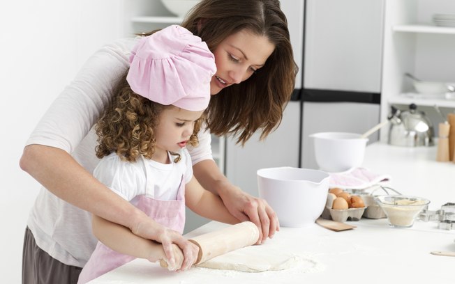 Cozinha: uma dica para aproveitar o tempo livre das férias é preparar as refeições com as crianças. Comer fica mais divertido desse jeito!