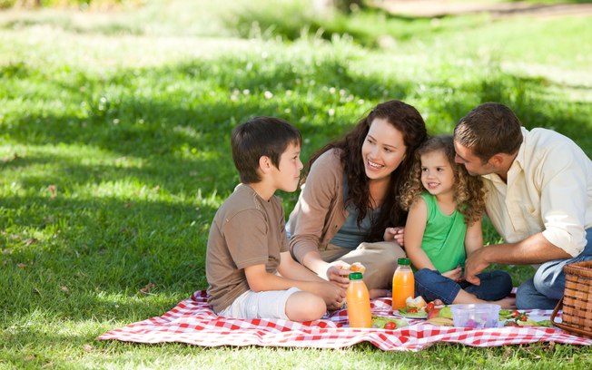 Piquenique: não precisa ser uma refeição sofisticada. Basta separar as comidinhas favoritas das crianças e levá-las ao parque, que é diversão garantida