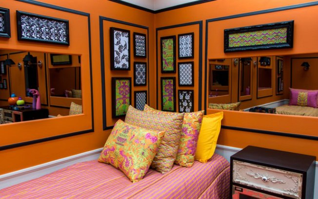 No segundo quarto, o laranja vibrante faz contraste com as cores dos demais ambientes da casa 