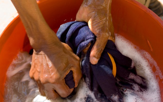 Se tiver pouca roupa, prefira lavá-las na mão. Deixá-las algumas horas de molho antes ajuda na retirada da sujeira