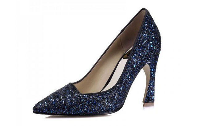 Scarpin em couro coberto com glitter azul-marinho, da Chiko Shoes