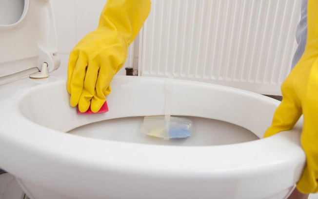 Jogar água sanitária e outros alvejantes faz a desinfecção do piso e bacias, mas não a limpeza. Dê preferência a passá-los com a ajuda de panos 