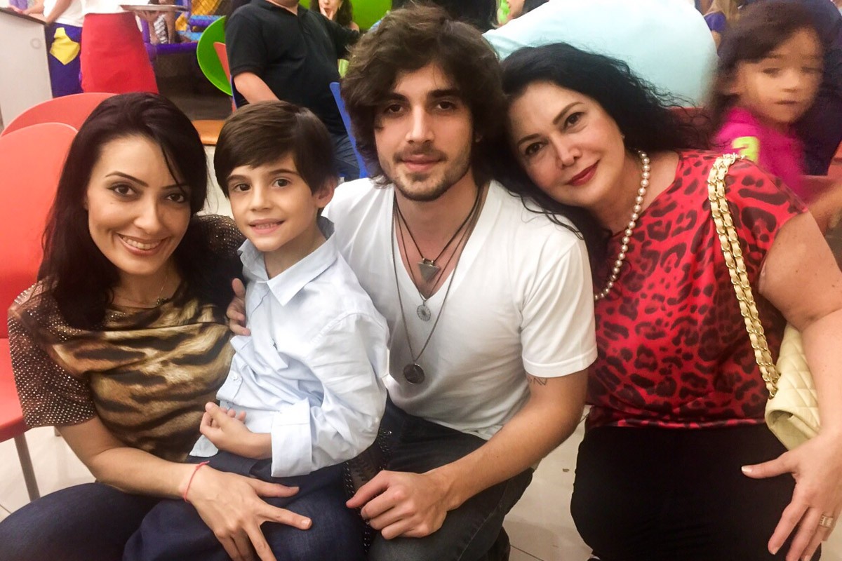 Fiuk com a mãe, Cristina, e os irmãos Krizia e Zaion (Foto: Marcos Ribas/Photo Rio News )