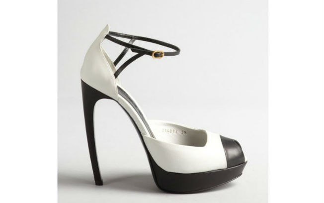 Peep toe meia-pata em couro bicolor, do designer Alexander McQueen