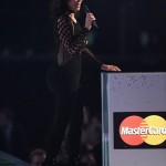 Uau! No Brit Awards, Bumbum de Kim Kardashian volta a chamar atenção