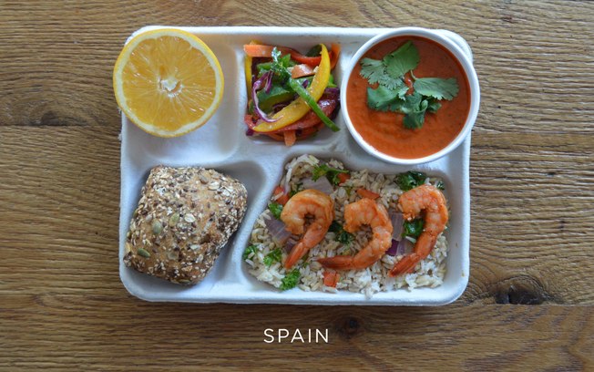 As opções na Espanha são: camarão, arroz integral com vegetais, gaspacho, pimentão, pão e laranja