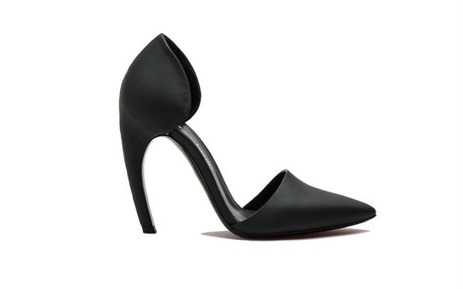 Scarpin em couro preto da griffe Proenza Schouler