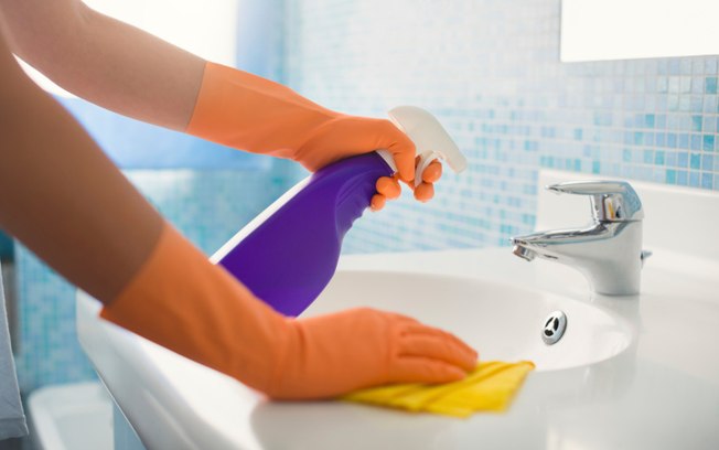 Na faxina do banheiro, o ideal é usar produtos de limpeza com pH 7 (neutro), que dão conta do recado e dispensam o uso de água para enxaguar