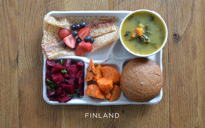 Já na Finlândia, as crianças consomem sopa de ervilha, salada de beterraba e de cenoura, pão e panqueca com frutas frescas