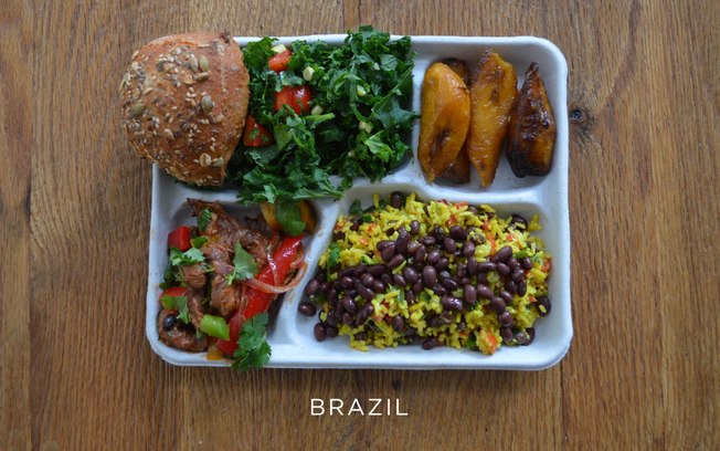 Os estudantes brasileiros, segundo o projeto, comem na merenda escolar carne de porco com vegetais, arroz e feijão preto, salada, pão e banana assada