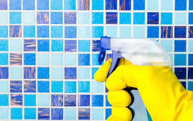 Escolher os produtos de limpeza adequados é uma ótima maneira de evitar o uso de água para higienizar