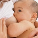 Mamar no peito prepara o bebê para comer alimentos sólidos
