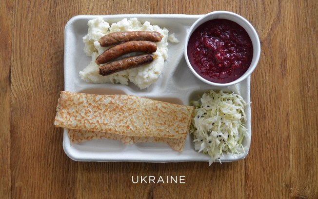 Na Ucrânia, o cardápio traz purê de batata com linguiça, borsch, repolho e panqueca de sobremesa