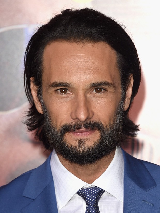 Rodrigo Santoro, mais barbudo e cabeludo (Foto: Kevin Winter/Getty Images)