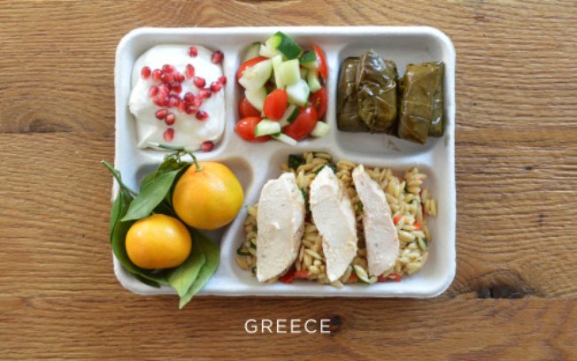 Na Grécia, o cardápio inclui frango cozido com massa tipo orzo, salada de tomate com pepino, laranja, charuto de folhas de uva e iogurte grego com sementes de romã