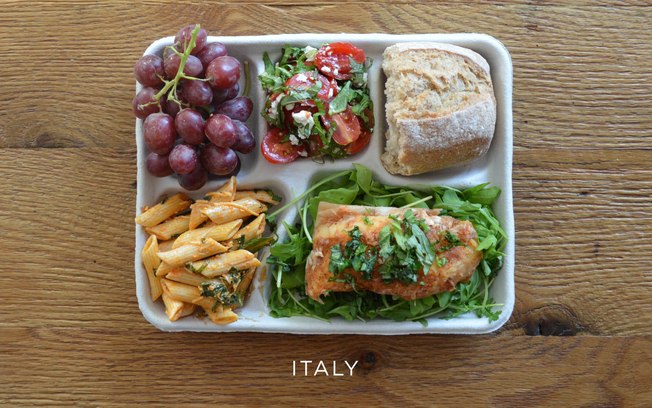Uvas, salada caprese, macarrão, peixe, rúcula e um pedaço de pão são as opções na Itália