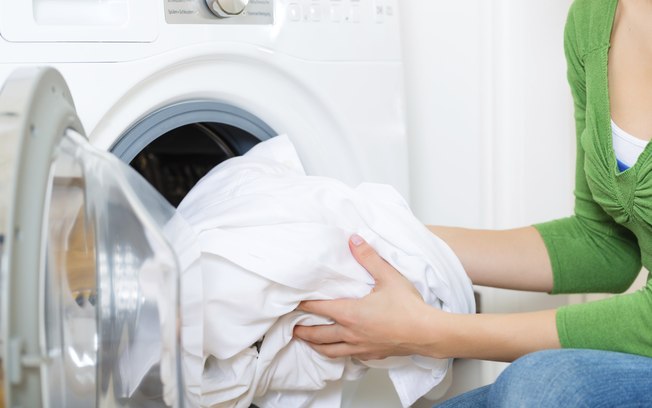 Lavar a roupa na máquina pode significar o uso de até 135 litros de água. Armazene essa água para reutilizar nos vasos sanitários