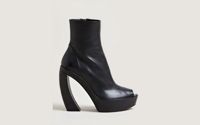 Bota de cano curto peeptoe em couro preto, de Ann Demeulmeester