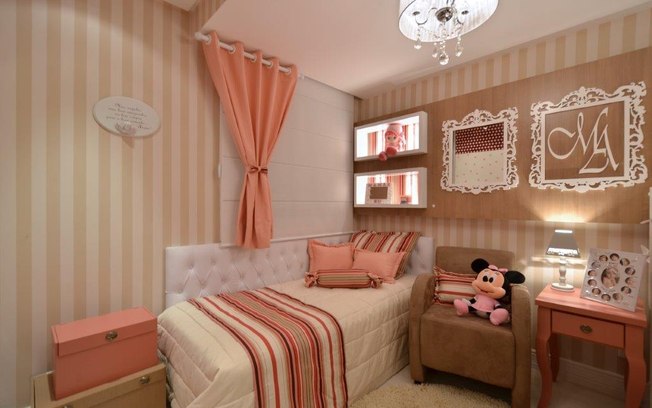 Para a menina de dez anos, o quarto tem fundo neutro e detalhes em tons de rosa e marrom. Os brinquedos têm espaço em nichos e baús. Projeto de Paula Meneghel