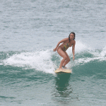 Sereia! Dani Suzuki mostra corpão e habilidade em dia de surfe