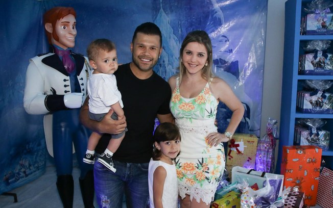 O cantor Marcos com a mulher Lu Marchioto e os filhos