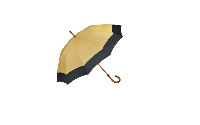 Para as mais clássicas, o guarda-chuva com cabo de madeira é uma boa pedida. Na foto, modelo da Longchamp por R$ 650,00