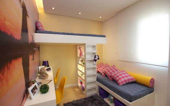 O quarto para dois irmãos (um menino e uma menina) opta por cores unissex. A cama superior libera espaço para a bancada de estudos. Projeto de Pricila Dalzochi 