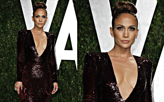 Jennifer Lopez preferiu usar um vestido com longas mangas e abusar do decote