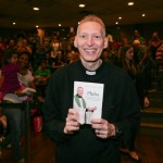 Padre Marcelo reúne milhares em lançamento de livro e fala sobre depressão