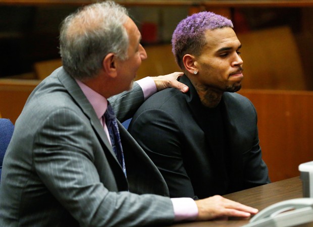 Chris Brown e o advogado Mark Geragos em visita a corte judicial em Los Angeles nesta sexta-feira (20) (Foto: AP Photo/Mario Anzuoni, Pool)