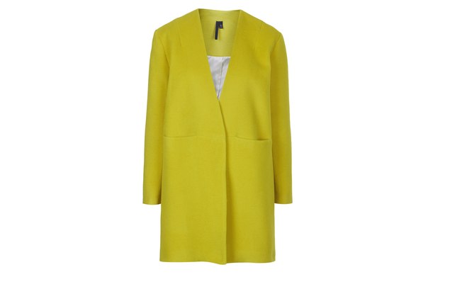 Maxi-casacos: o corte reto é democrático e deixa a silhueta mais solta. Na foto, modelo da Topshop por R$ 792,00