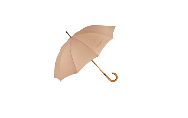O guarda-chuva não precisa ser sempre preto. Na foto, modelo bege da Longchamp por R$ 650,00