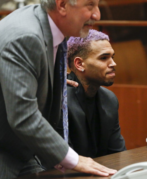 Chris Brown e o advogado Mark Geragos em visita a corte judicial em Los Angeles nesta sexta-feira (20) (Foto: AP Photo/Mario Anzuoni, Pool)