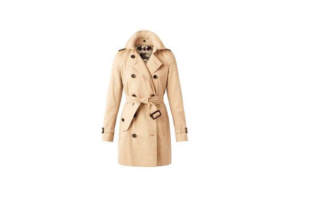 O trench coat é um casaco clássico e elegante que dificilmente será danificado com a chuva, protegendo o restante do look. Na foto, modelo da Burberry por R$ 5.095,00