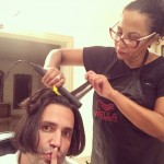 Pode? Latino aparece alisando o cabelo com chapinha