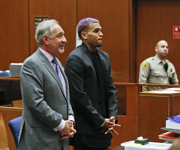 Chris Brown e o advogado Mark Geragos em visita a corte judicial em Los Angeles nesta sexta-feira (20) (Foto: AP Photo/Mario Anzuoni, Pool)