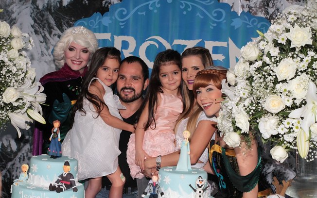 Luciano e a mulher, Flávia, comemoram o aniversário das gêmeas Isabella e Helena