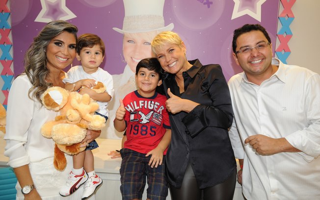 Xuxa em nova Casa X às vésperas do aniversário e de sua estreia na Record