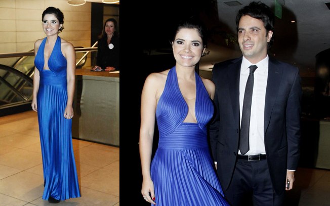 Vanessa Giácomo foi ao casamento de Tiago Leifert e Daiana Garbin vestindo um modelo azul com decote ousado 