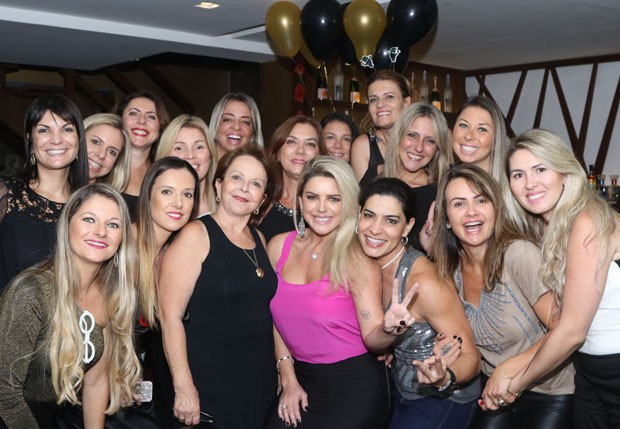 Mari Alexandre se reuniu com amigas em um restaurante de SP (Foto: Thiago Duran / Agnews)