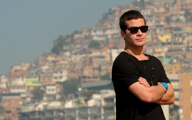Thiago Martins começou a carreira de ator no grupo 'Nós do Morro', na comunidade do Vidigal. Ele ainda mora por lá