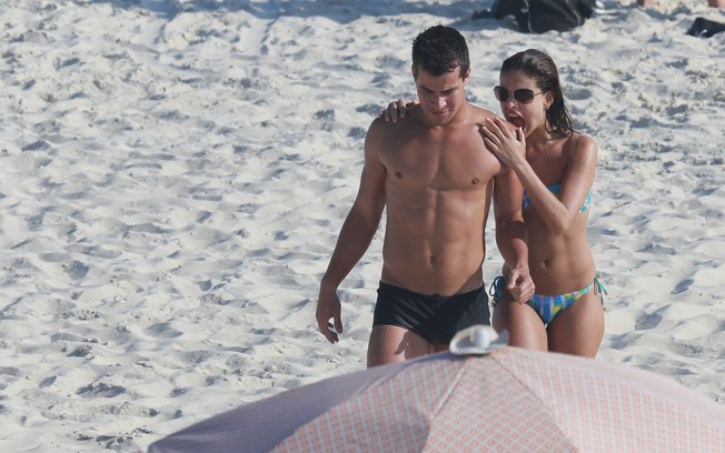 Thiago Martins exibe boa forma em dia de praia ao lado da namorada, a também atriz Paloma Bernardi