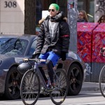 Novo Coringa, Jared Leto exibe os cabelos verdes nas ruas do Canadá