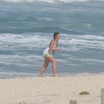 Bruna Marquezine se joga de roupa no mar após passeio de bike